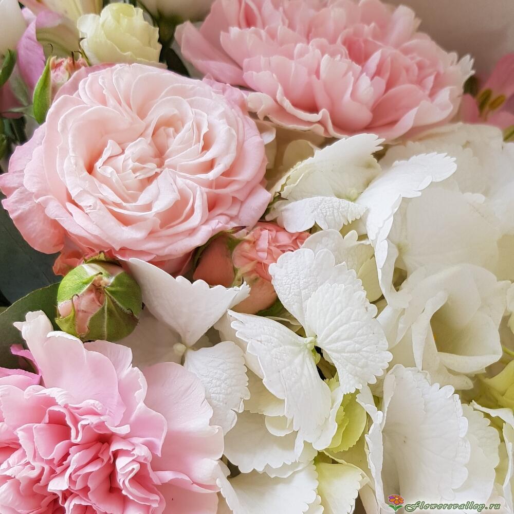 композиция из альстромерии и пионовидной розы