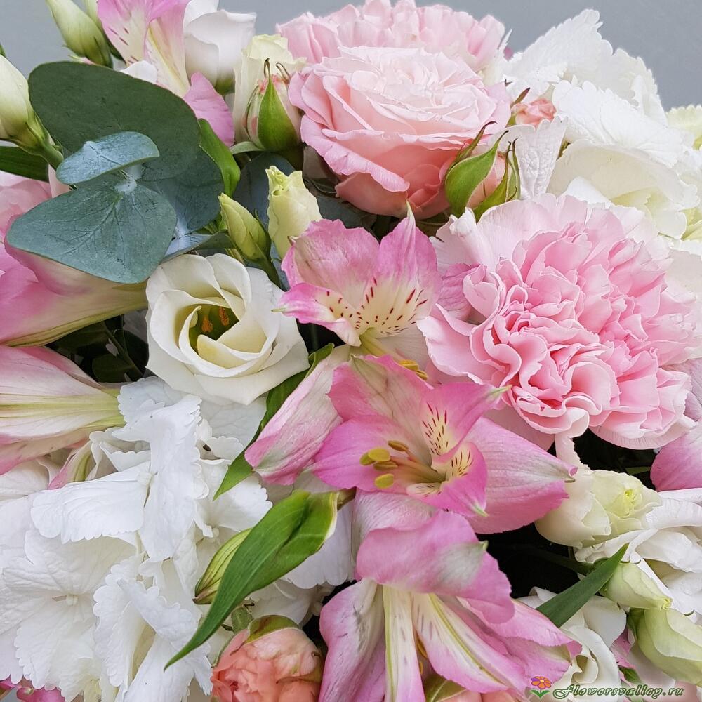 композиция из альстромерии и пионовидной розы