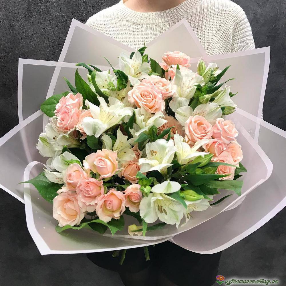 Букет из кустовых роз и альстромерий