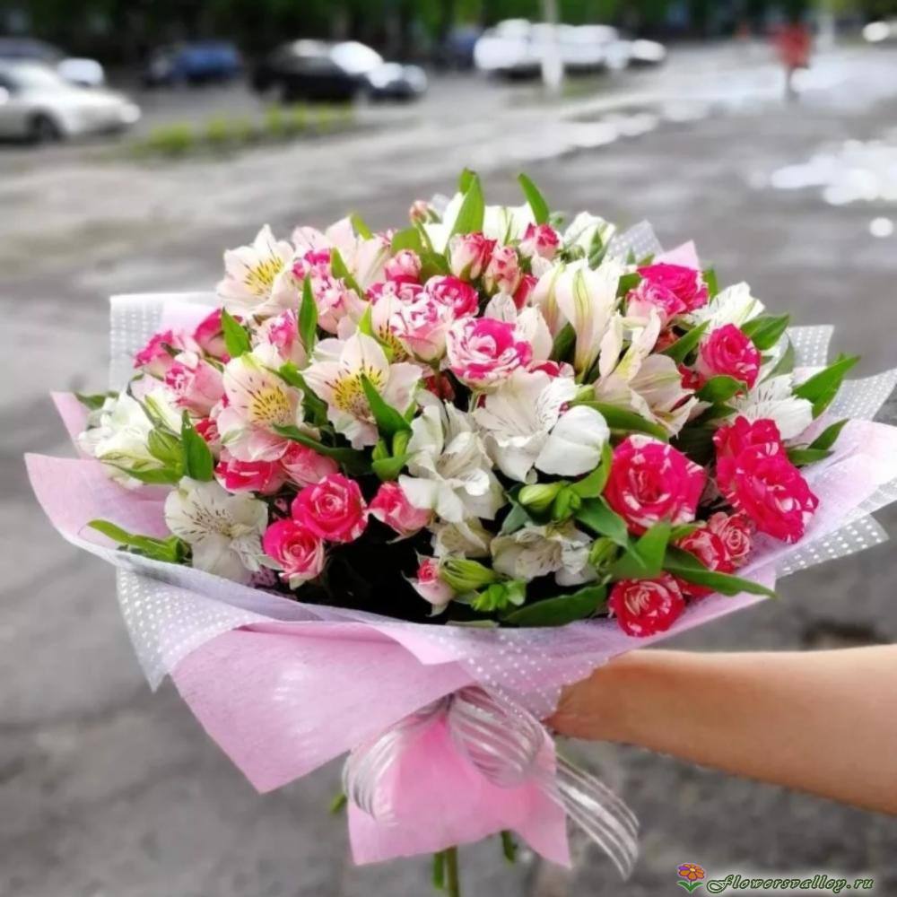Букет из кустовых роз и альстромерий