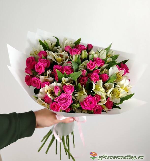 Букет из кустовых роз и альстромерий