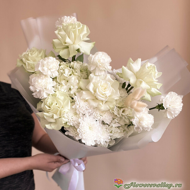 букет с французскими розами и хризантемами