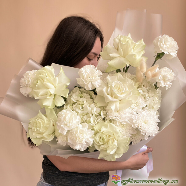 букет с французскими розами и хризантемами