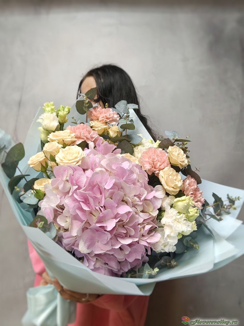 Букет с гортензией, кустовой розой
