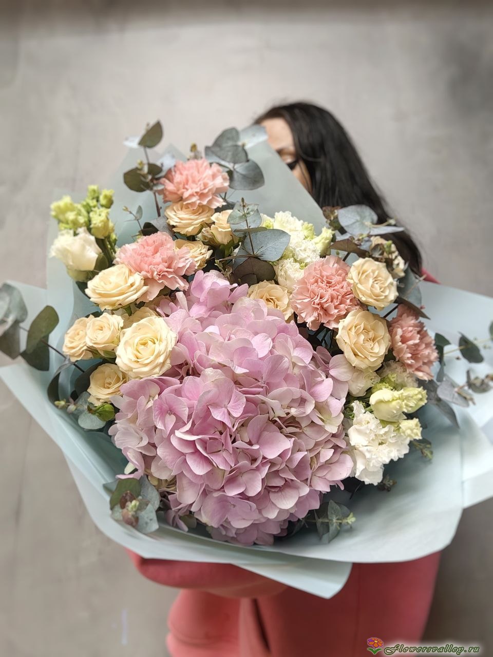 Букет с гортензией, кустовой розой