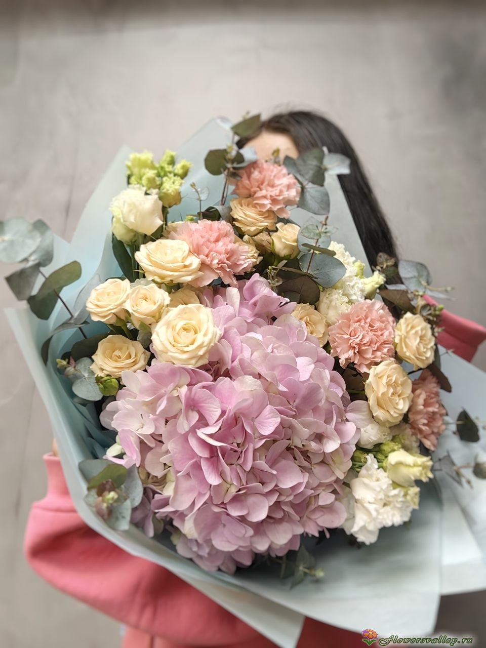 Букет с гортензией, кустовой розой