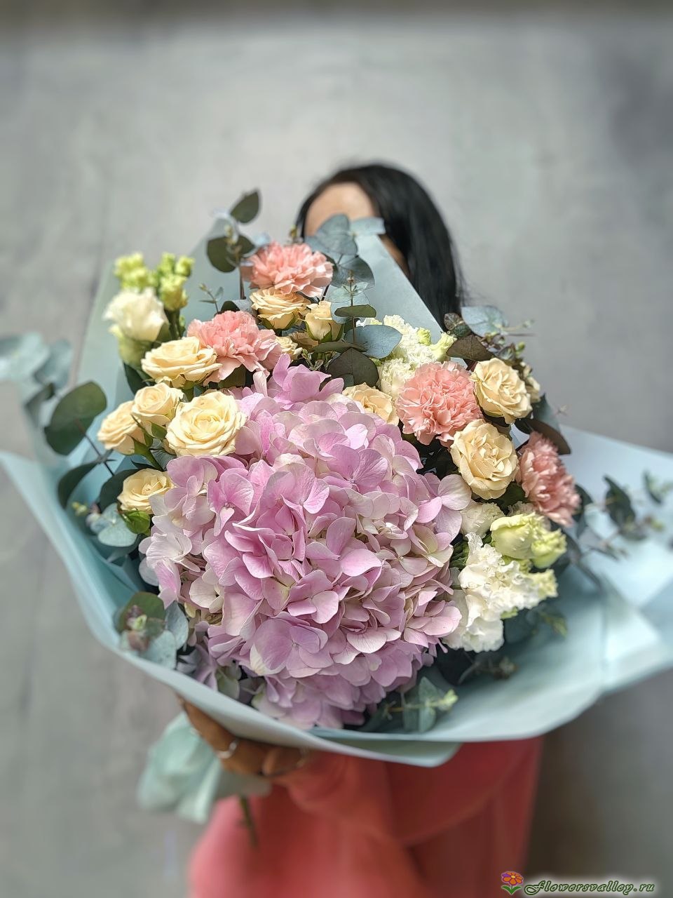 Букет с гортензией, кустовой розой