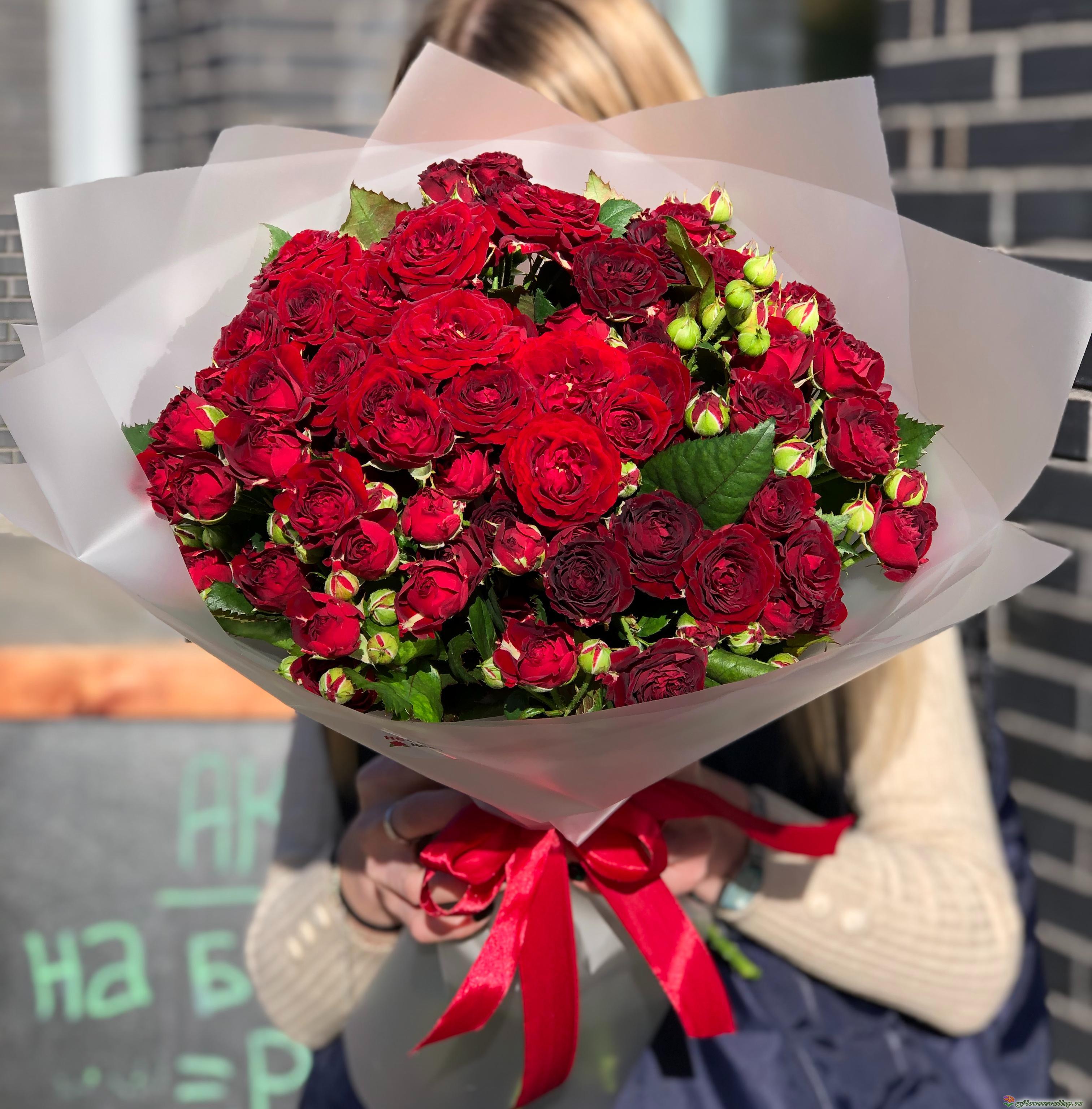 Букет из красных кустовых роз, 15 шт.