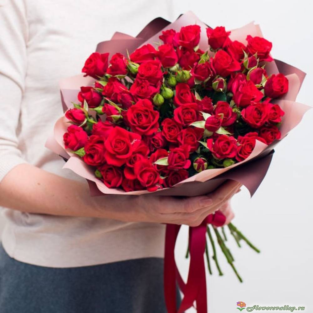 Букет из красных кустовых роз, 15 шт.