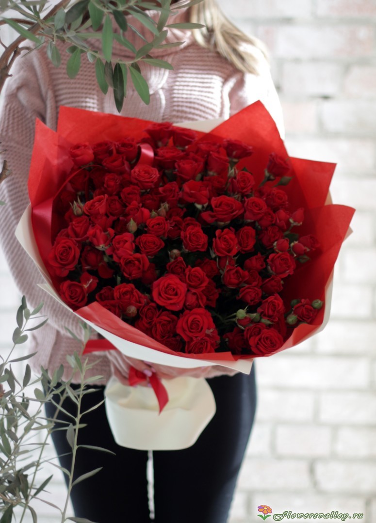 Букет из красных кустовых роз, 15 шт.