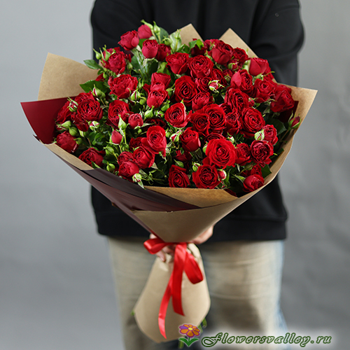 Букет из красных кустовых роз, 15 шт.