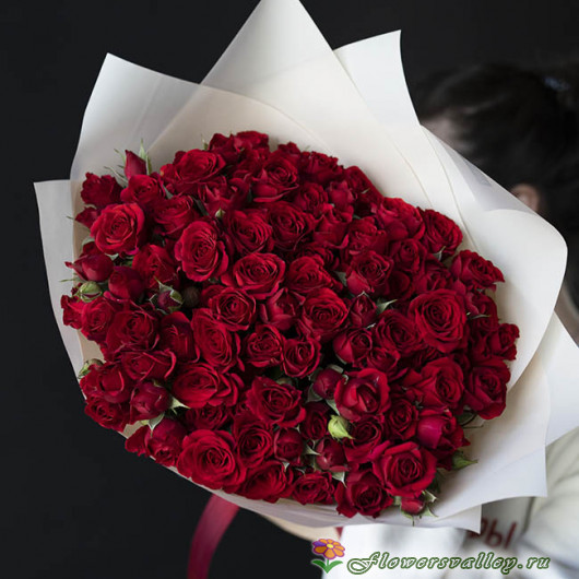 Букет из красных кустовых роз, 25 шт.