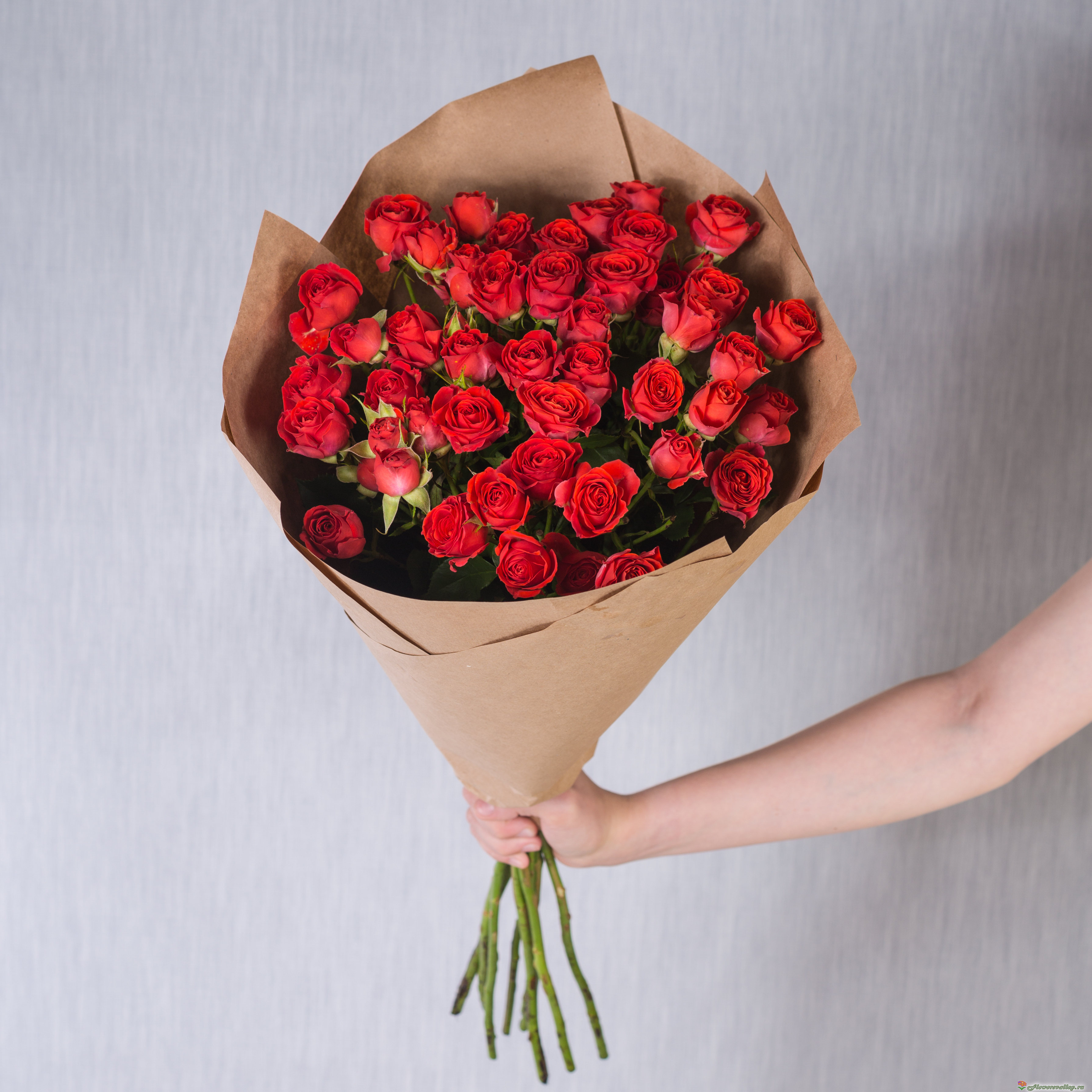 Закажите замечательный букет из 35 разноцветных роз Эквадор, в интернет-магазине «Цветочная долина».