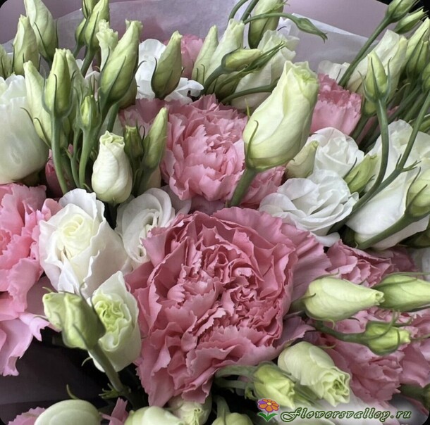 букет из диантусов и эустомы