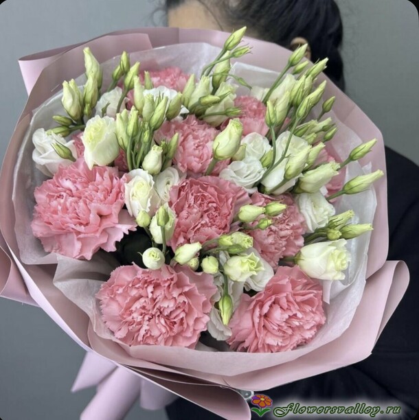 букет из диантусов и эустомы