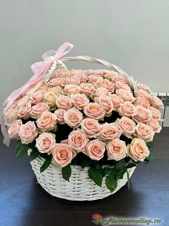 Корзинка из 15 кустовых роз