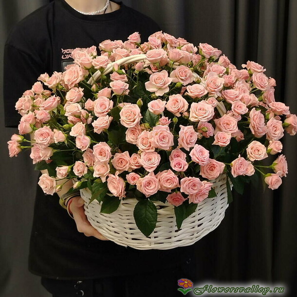 Корзинка из 15 кустовых роз