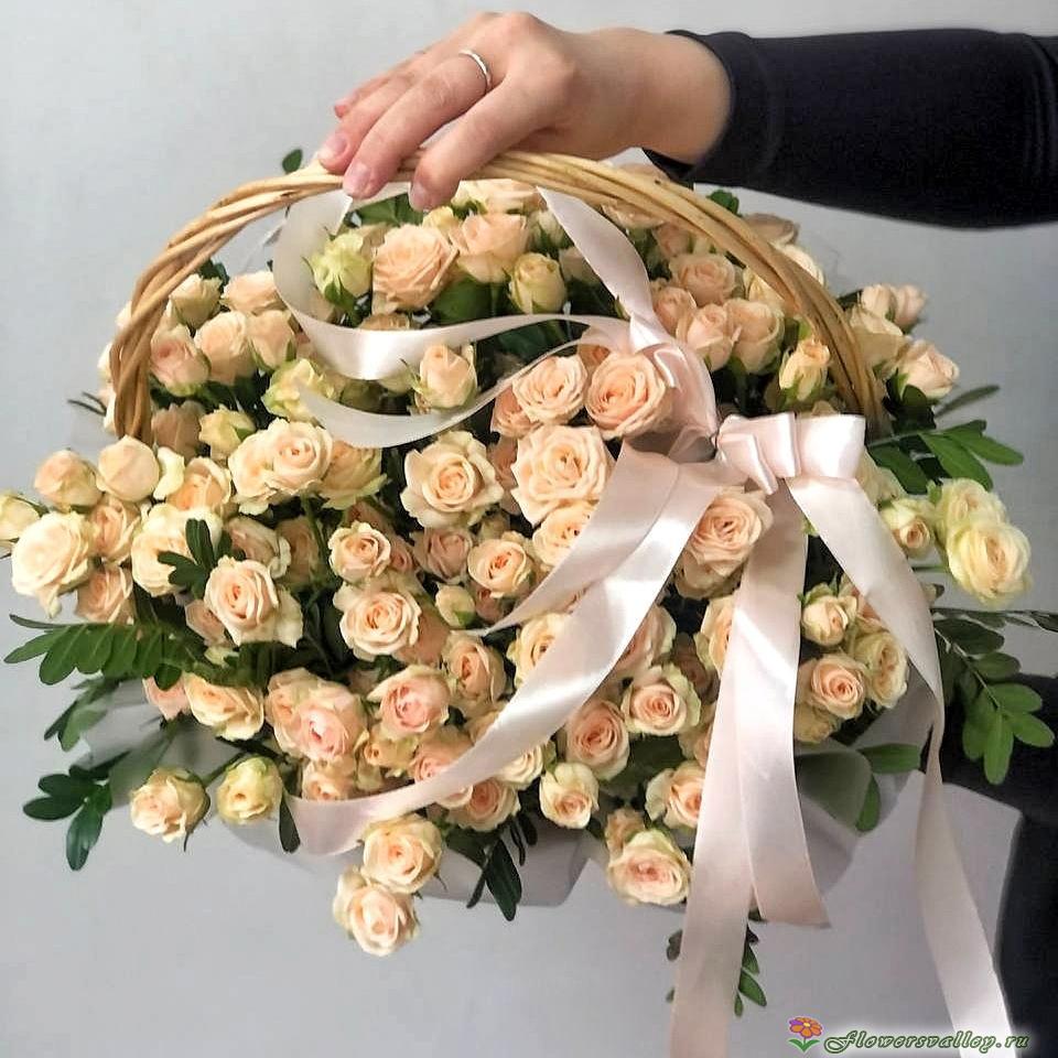 Корзинка из 15 кустовых роз
