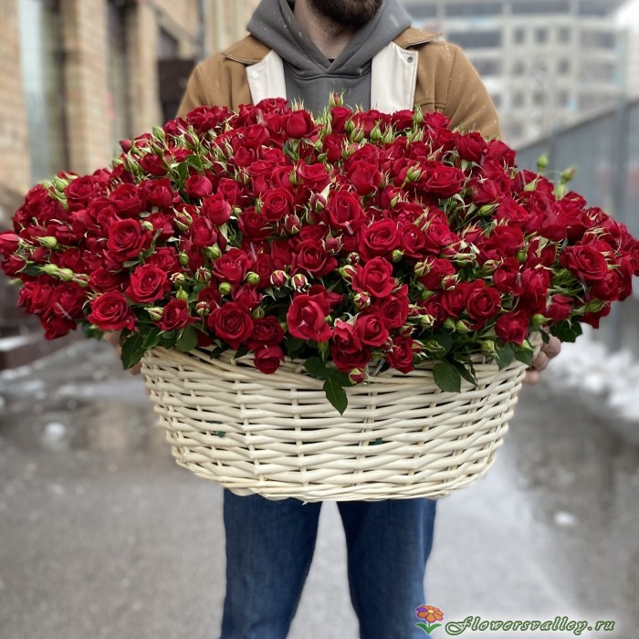 корзина из 51 кустовой розы