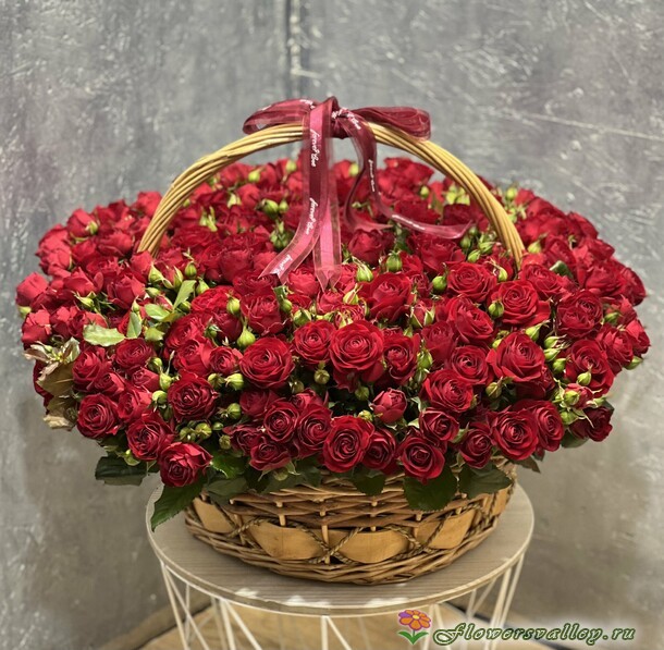 корзина из 51 кустовой розы