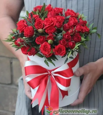 Красные кустовые розы в коробке, 15 шт.