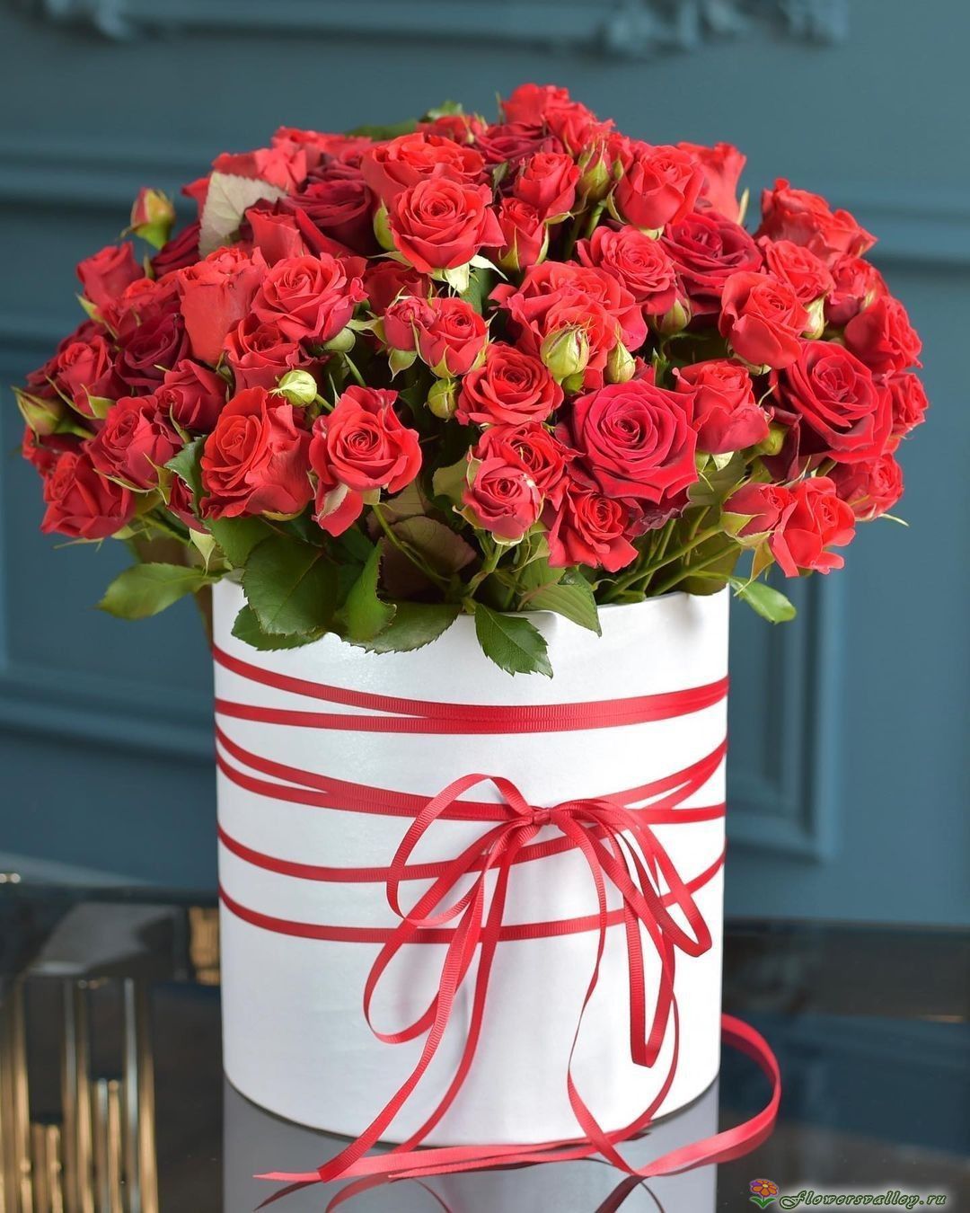 Красные кустовые розы в коробке, 25 шт.