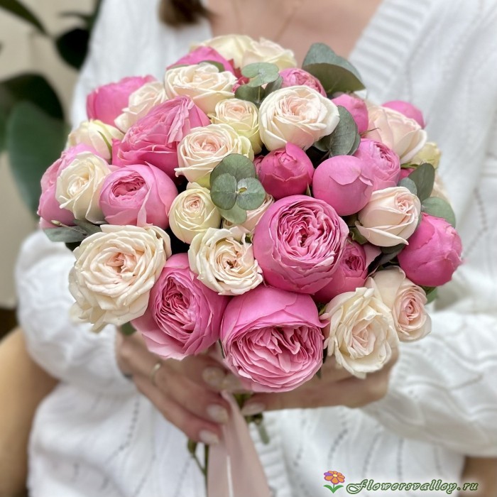 Букет невесты из кустовых пионовидных роз