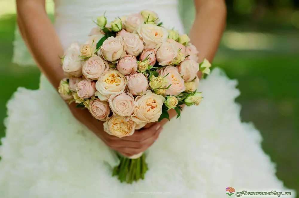 Букет невесты из кустовых пионовидных роз