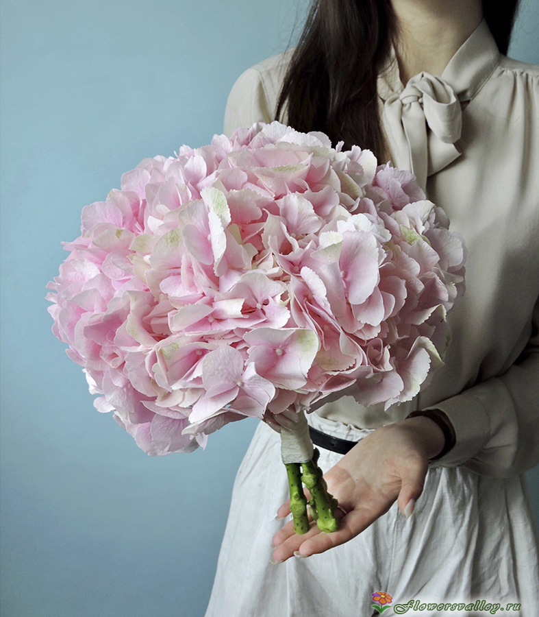 Букет невесты из розовой гортензии