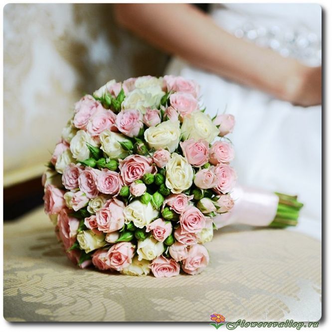 Букет невесты из розовых и белых кустовых роз