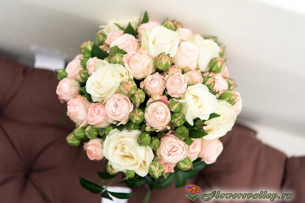 Букет невесты из розовых и белых кустовых роз