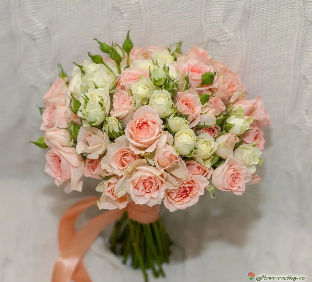 Букет невесты из розовых и белых кустовых роз