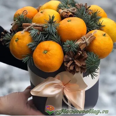 Шляпная коробка с мандаринами