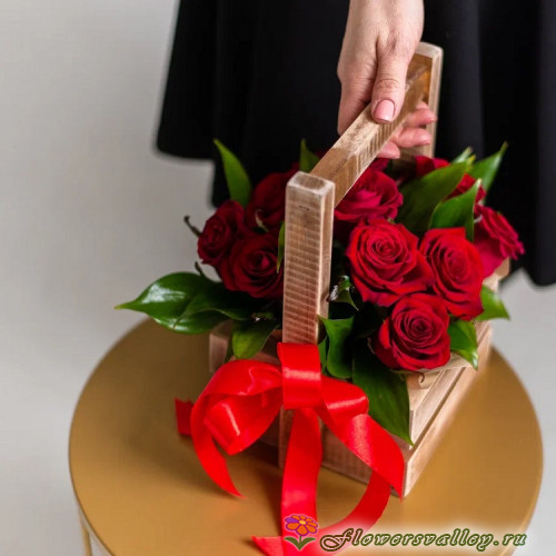 Розы в деревянном ящичке, 11 шт.