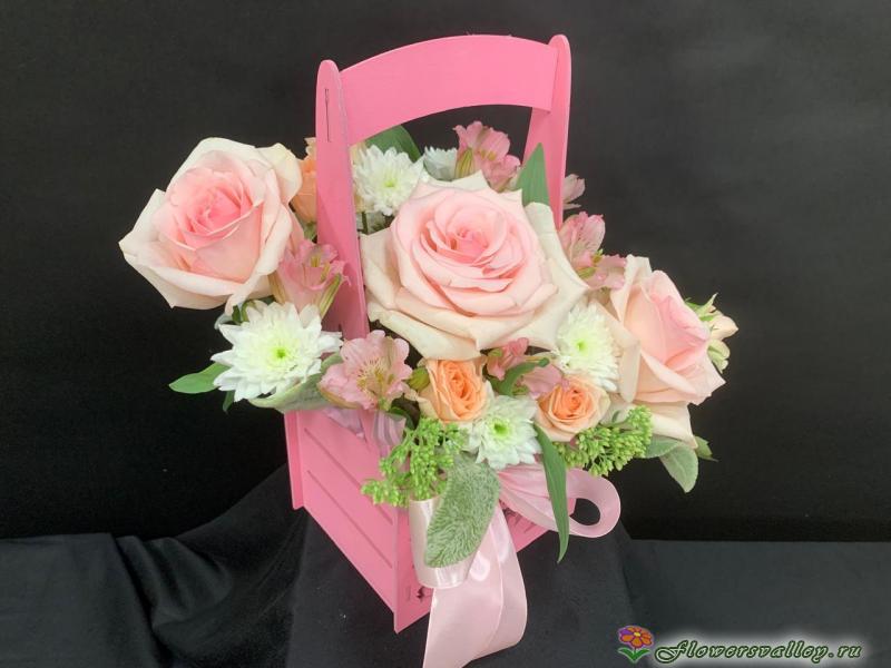 Композиция с розами в ящичке