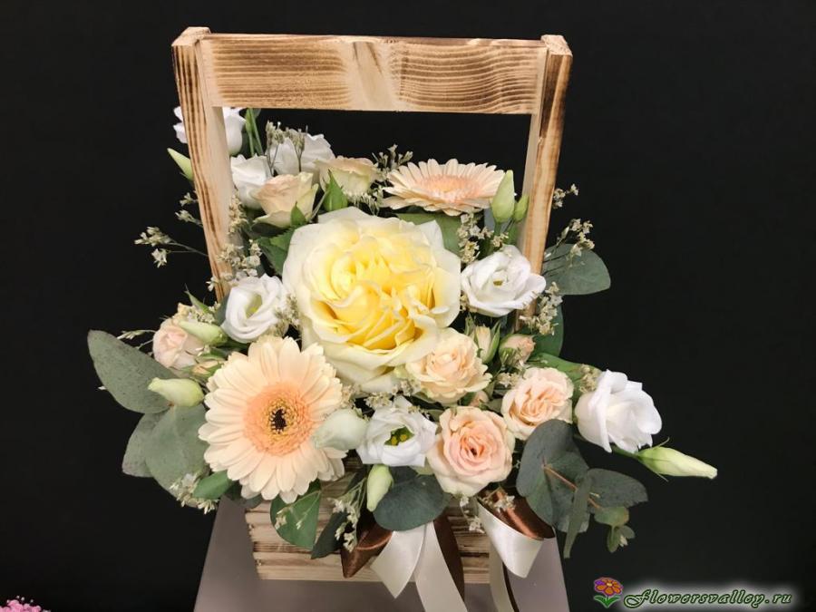 Цветочный микс в деревянном ящичке