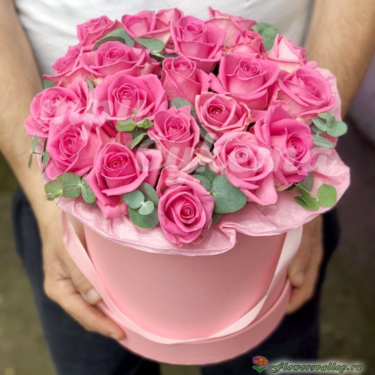 Шляпная коробка с розовой розой