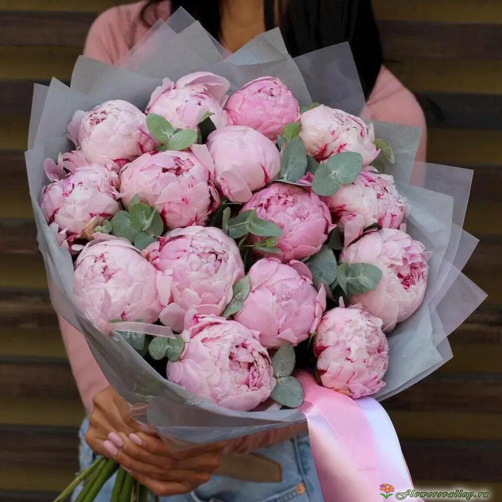 Розовые пионы с эвкалиптом 15 шт.