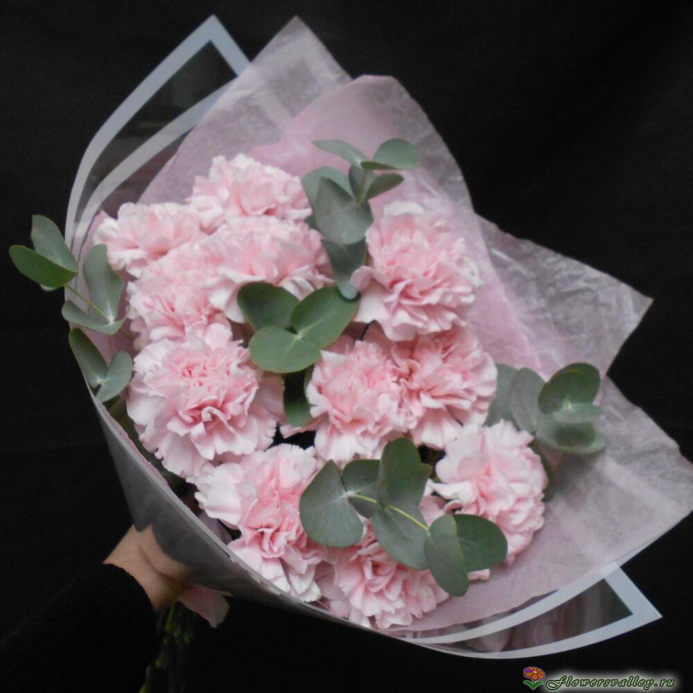 Букет из гвоздик и эвкалипта, 11 шт