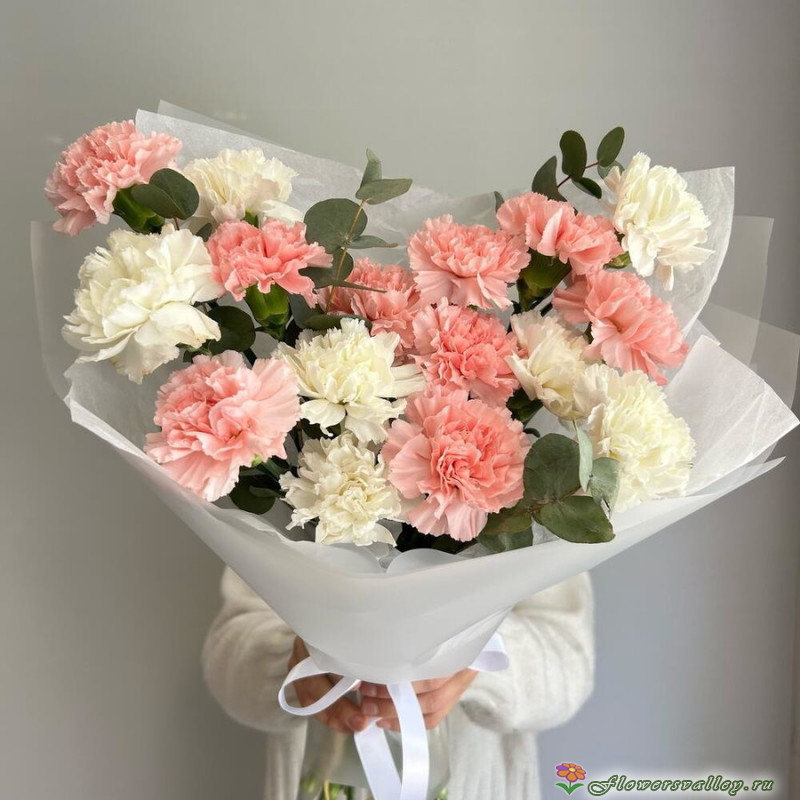 Букет из гвоздик и эвкалипта, 15 шт