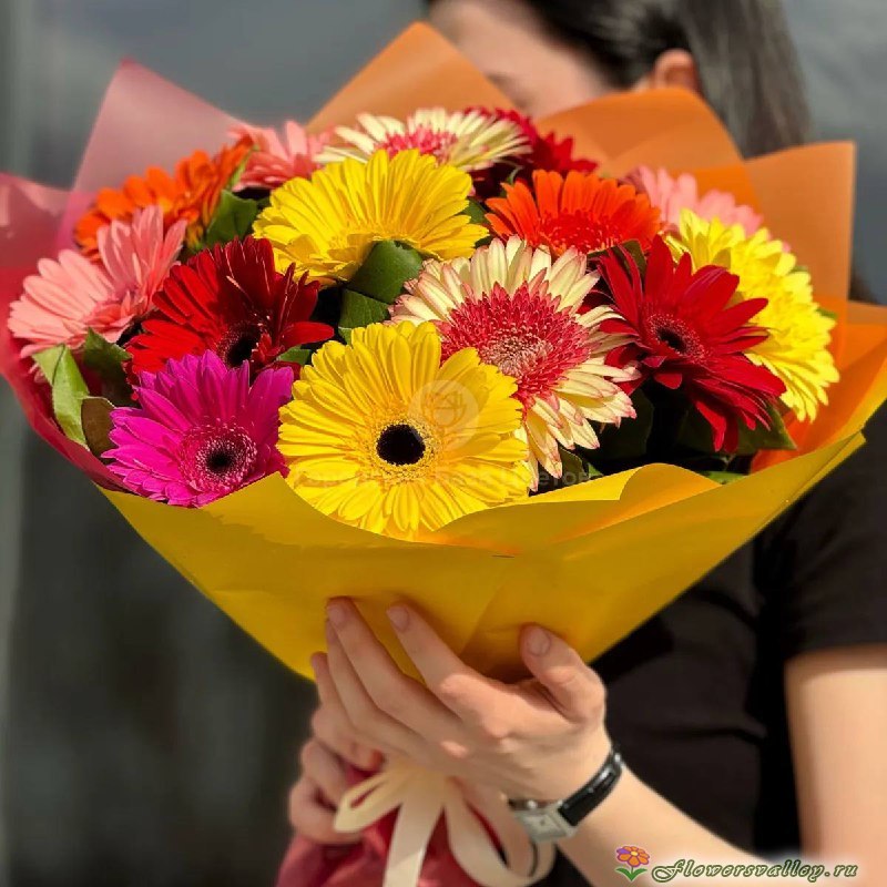 Букет из 15 разноцветных гербер
