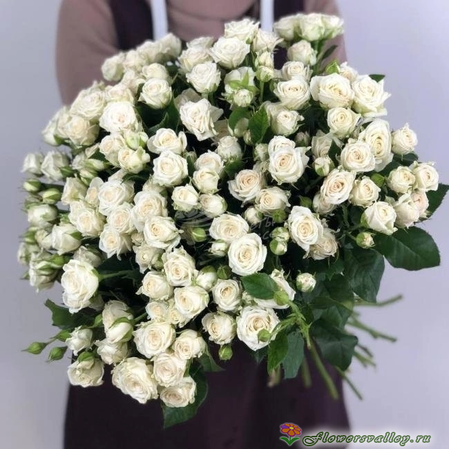 Букет из белых кустовых роз 