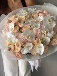 Букет с орхидеей, кустовой розой и гвоздикой