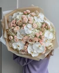 Букет с орхидеей, кустовой розой и гвоздикой