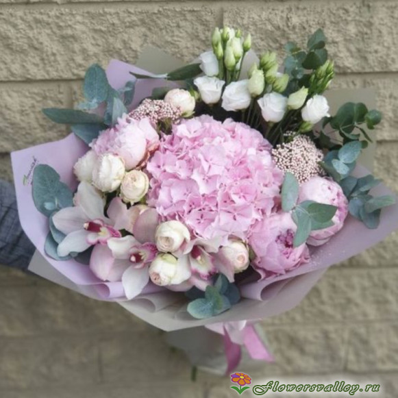 Букет из орхидеи цимбидиум, пионов, гортензии, эустомы и кустовых роз