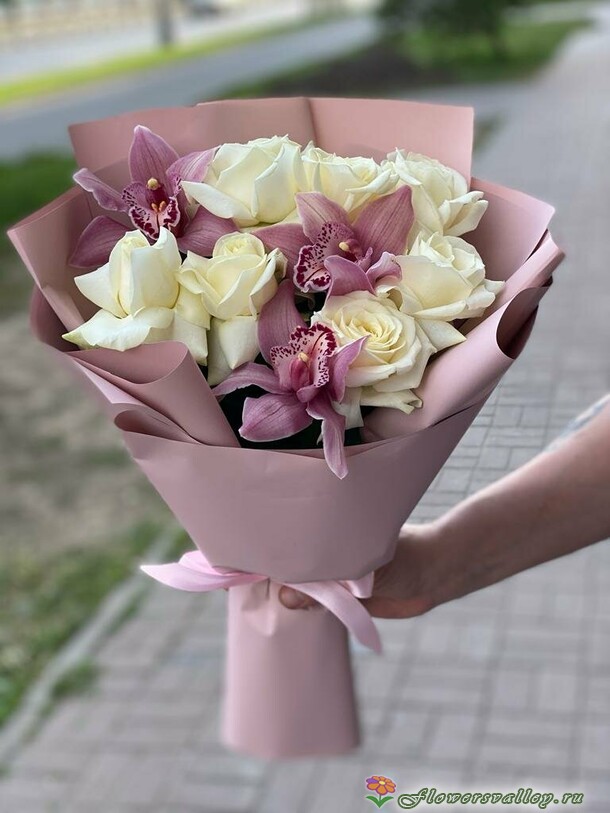 Букет с орхидеями и розой