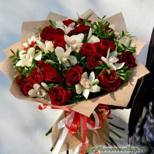 Купить букет из красных роз и орхидеи цимбидиум | Flowers Valley