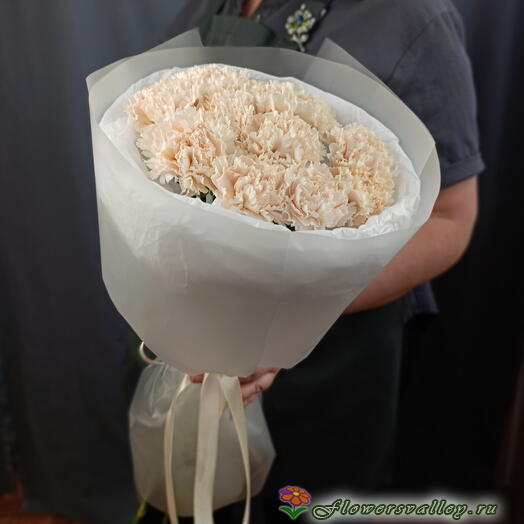 Букет из 15 бежевых гвоздик