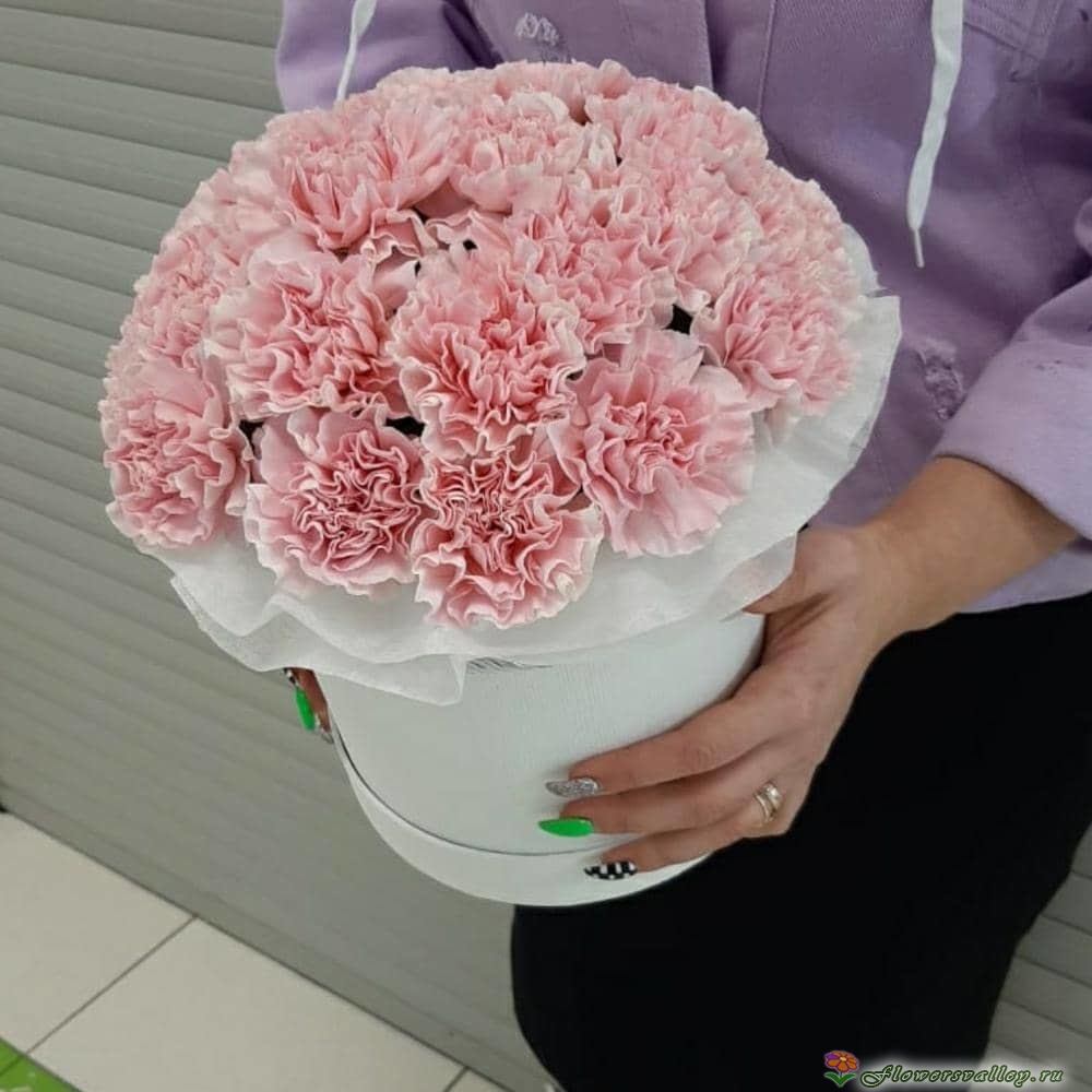 Шляпная коробка с розовой гвоздикой