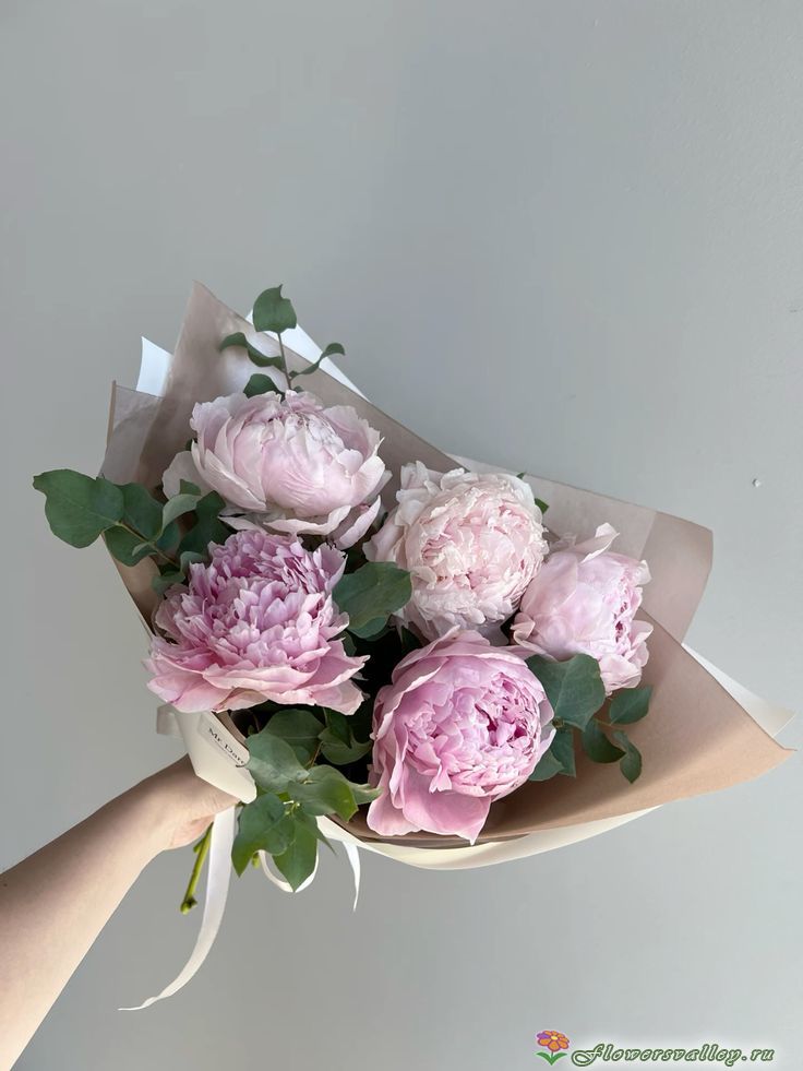 Букет из пионов с эвкалиптом, 5 шт